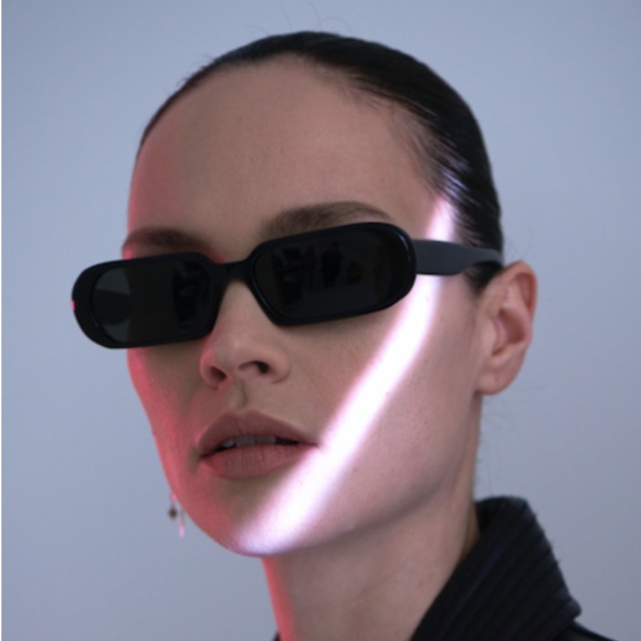 Carla Colour Ovale Sunglasses in Black - Picture 2 of 3